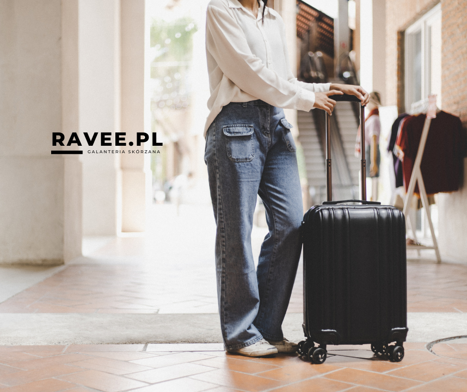 Podróż samolotem wymaga odpowiednio dobranego bagażu – solidnego, lekkiego i spełniającego wymagania linii lotniczych. W tym zestawieniu przedstawiamy top 5 najlepszych walizek podróżnych, które idealnie sprawdzają się podczas podróży lotniczych. Zestawienie zostało przygotowane z myślą o trwałości, funkcjonalności oraz wygodzie użytkowania.