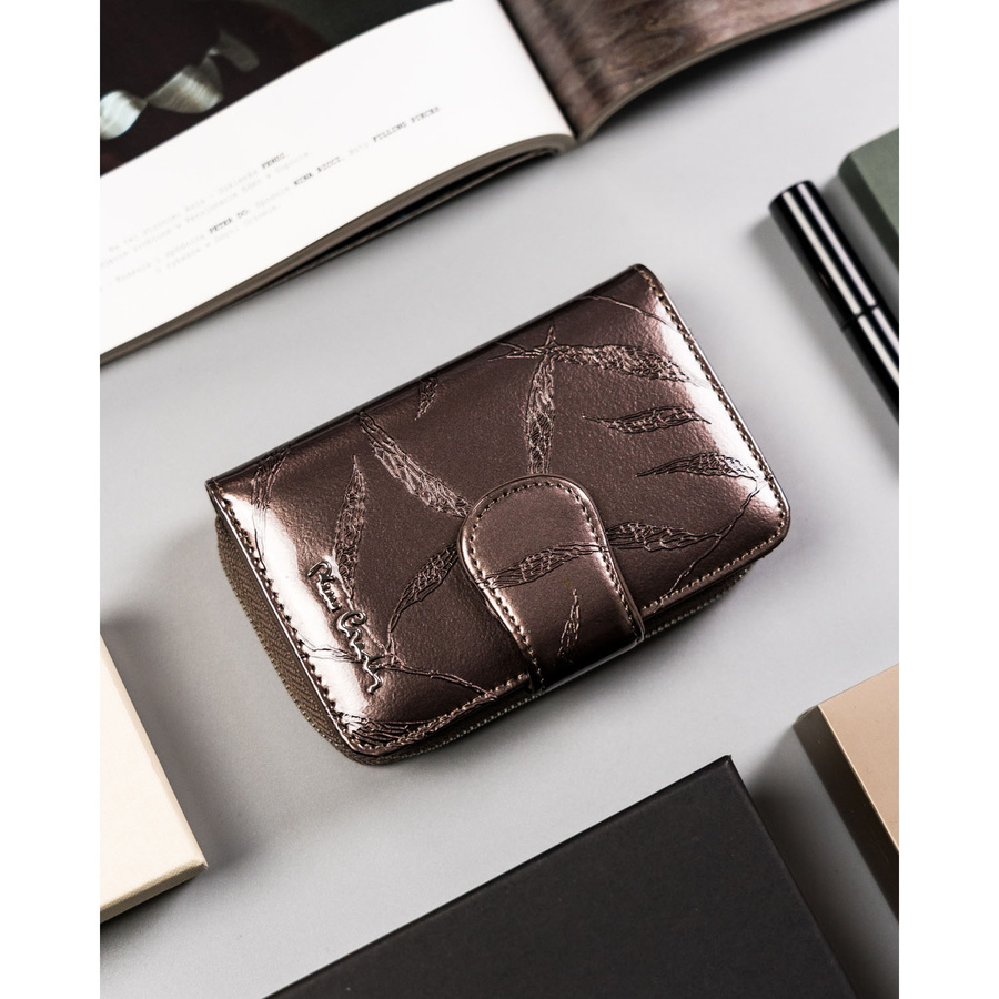 Mały, pionowy portfel ze skóry naturalnej lakierowanej z motywem liści - Pierre Cardin - obrazek 3