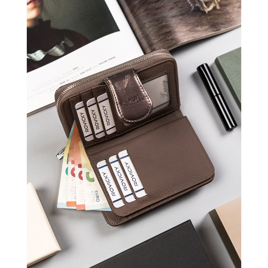 Mały, pionowy portfel ze skóry naturalnej lakierowanej z motywem liści - Pierre Cardin - obrazek 6