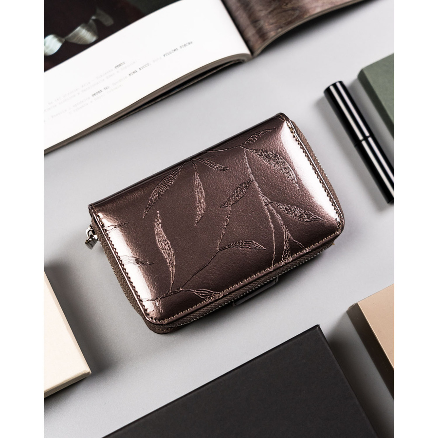 Mały, pionowy portfel ze skóry naturalnej lakierowanej z motywem liści - Pierre Cardin - obrazek 4