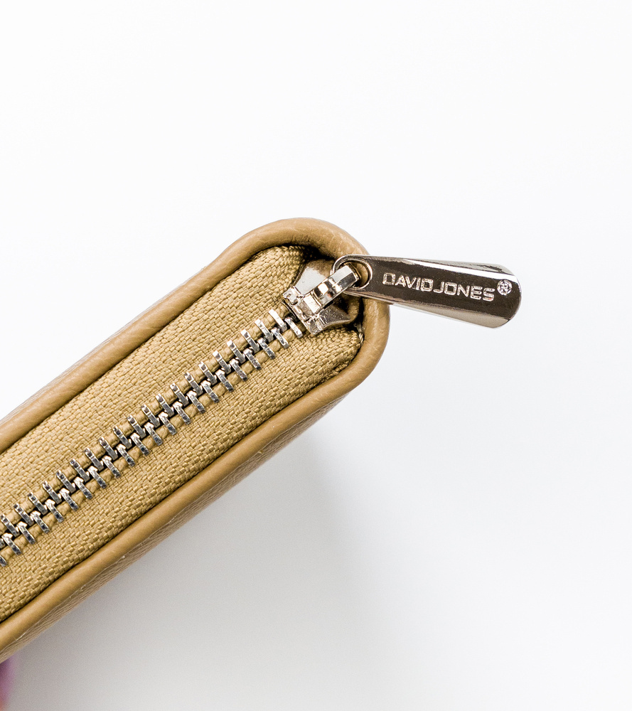 Poręczny portfel damski z gładkiej eko skóry zapinany suwakiem - David Jones - obrazek 5