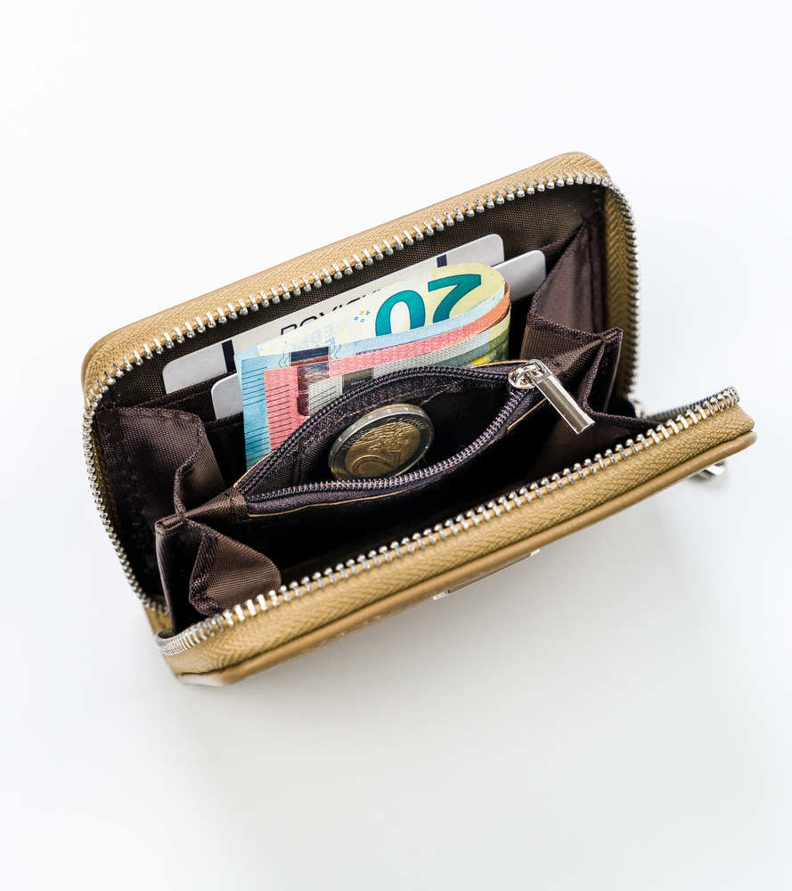 Poręczny portfel damski z gładkiej eko skóry zapinany suwakiem - David Jones - obrazek 8