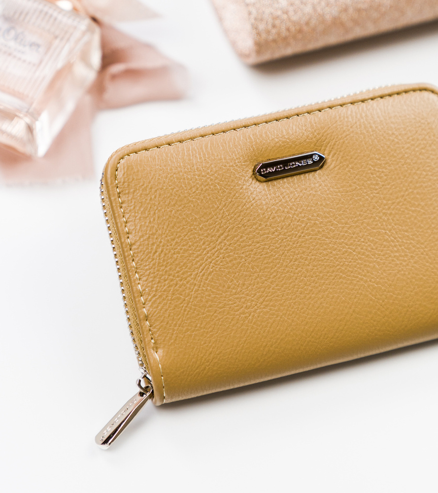 Poręczny portfel damski z gładkiej eko skóry zapinany suwakiem - David Jones - obrazek 4