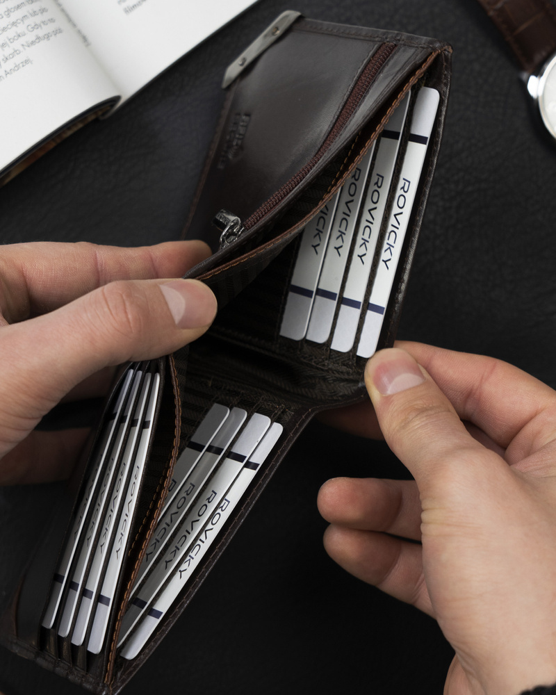 Poziomy portfel męski ze srebrnym akcentem, skóra naturalna licowa — Rovicky - obrazek 8