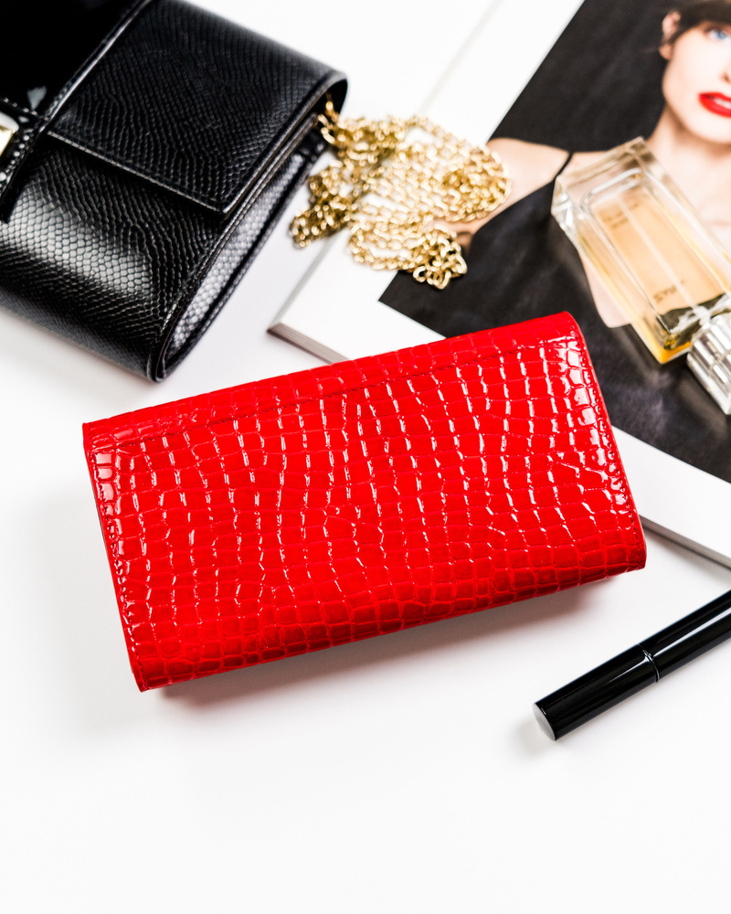 Lakierowany portfel z elegancki wzorem croco - Peterson - obrazek 9