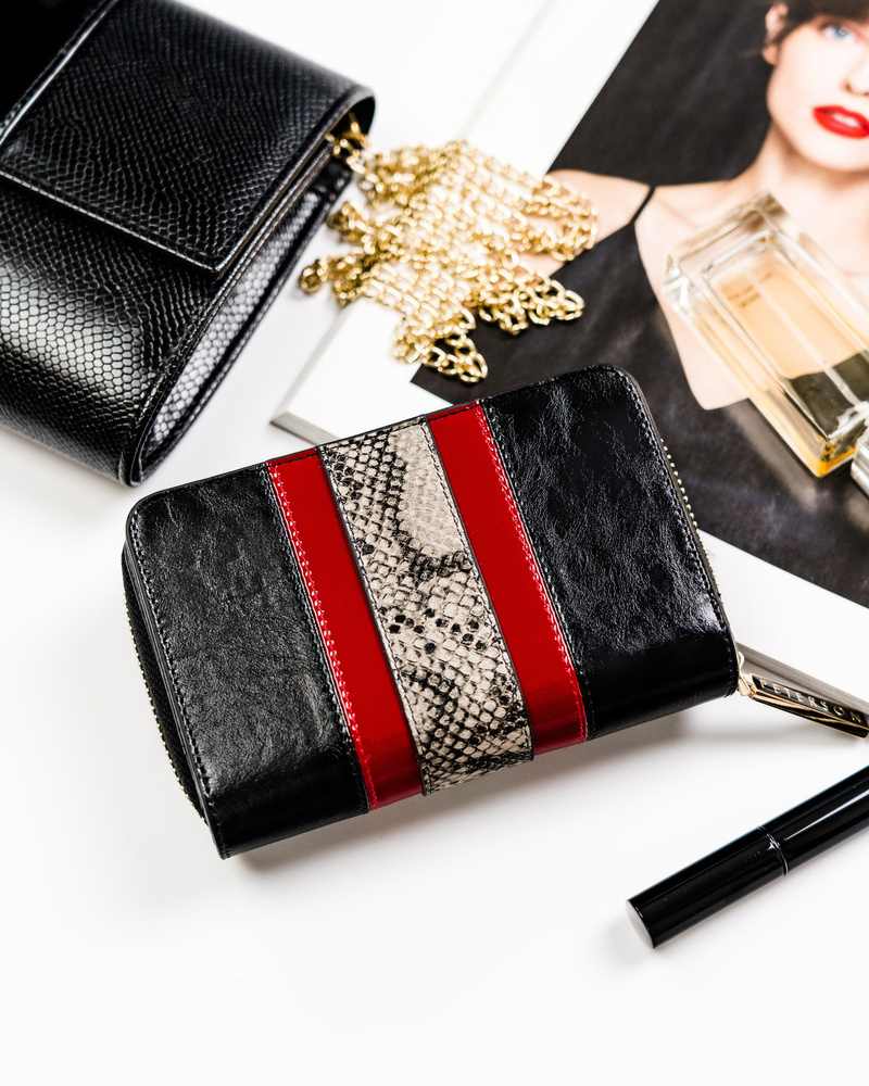 Pionowy, skórzany portfel z wężowym wzorem - Peterson - obrazek 2