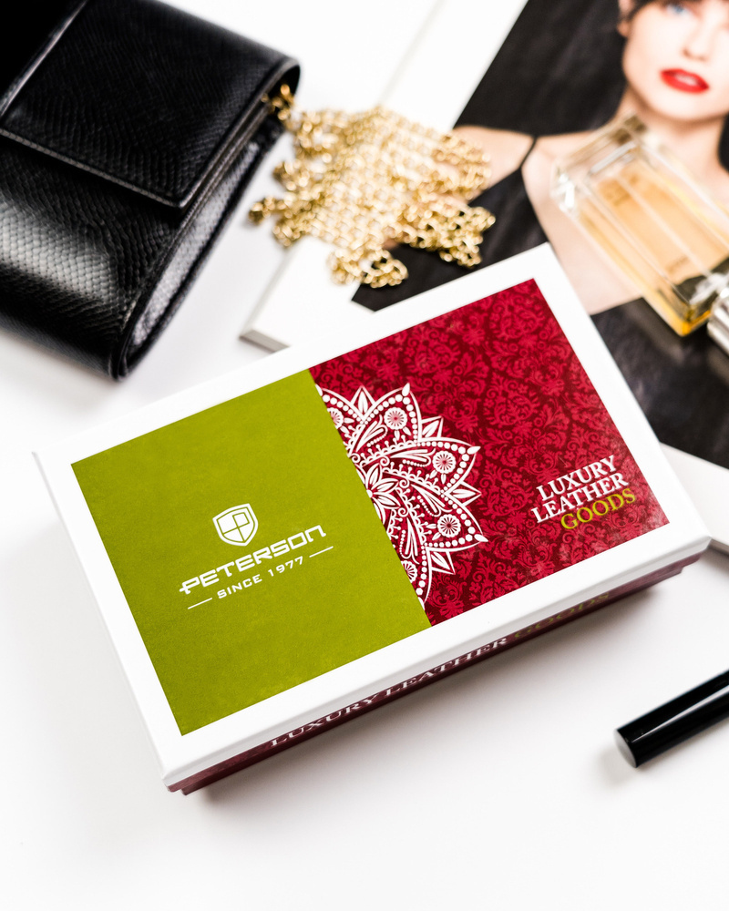 Pionowy, skórzany portfel z wężowym wzorem - Peterson - obrazek 11