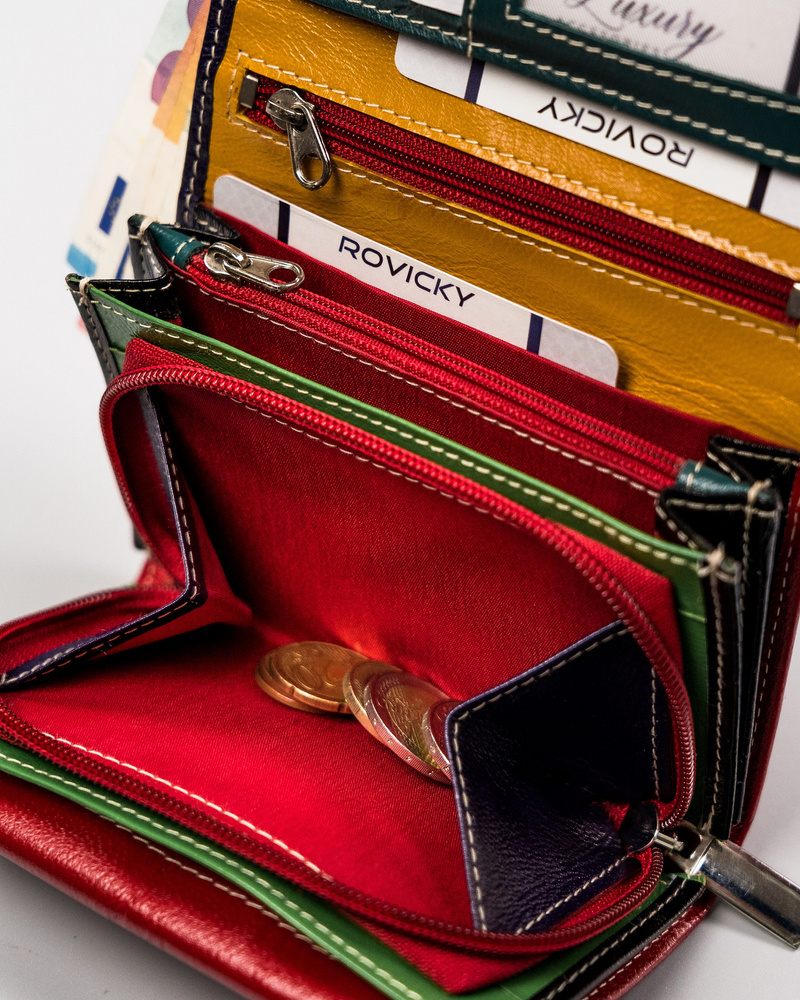 Skórzany portfel damski zamykany na zatrzask - Rovicky - obrazek 11