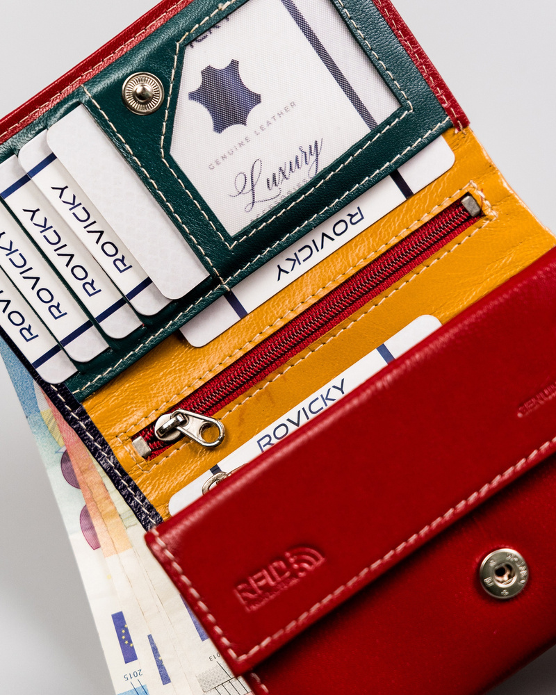 Skórzany portfel damski zamykany na zatrzask - Rovicky - obrazek 7