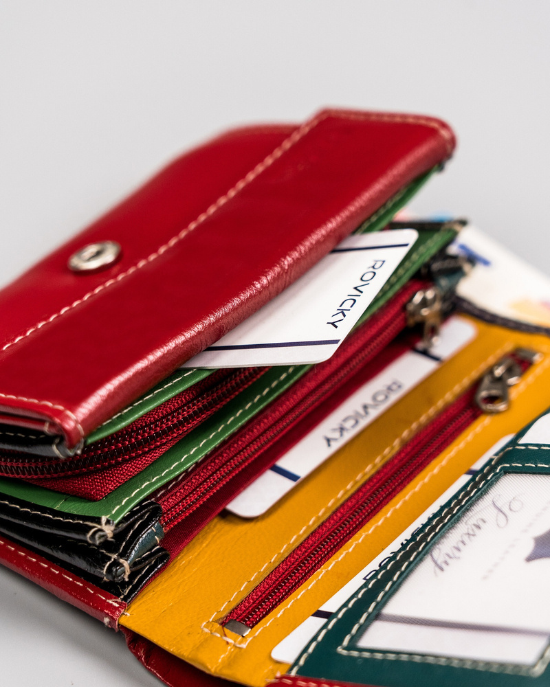 Skórzany portfel damski zamykany na zatrzask - Rovicky - obrazek 8