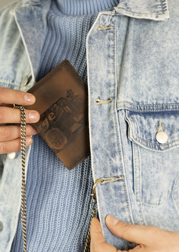 Pionowy portfel męski ze skóry nubukowej z tłoczonym motywem i łańcuchem - obrazek 7