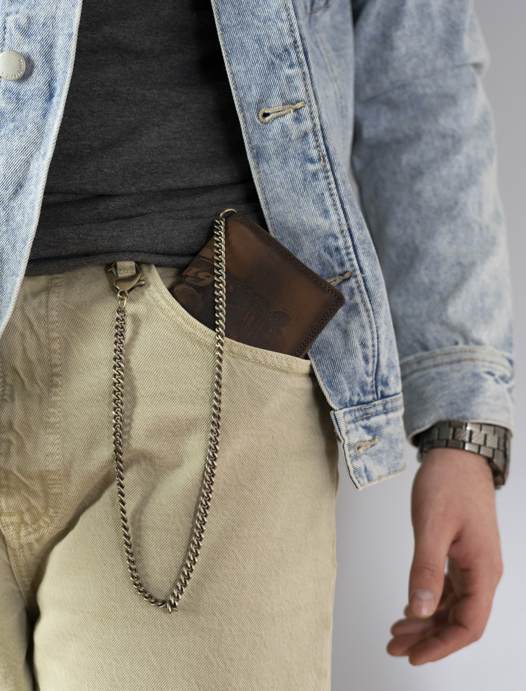 Pionowy portfel męski ze skóry nubukowej z tłoczonym motywem i łańcuchem - obrazek 10