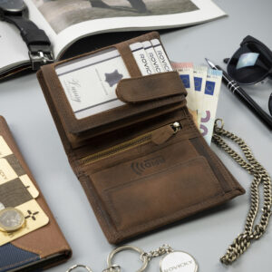 Pionowy portfel męski ze skóry nubukowej z tłoczonym motywem i łańcuchem