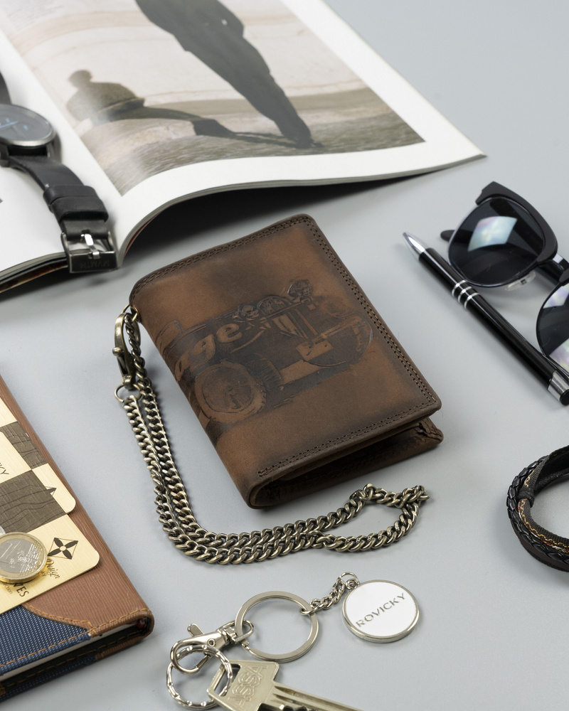 Pionowy portfel męski ze skóry nubukowej z tłoczonym motywem i łańcuchem - obrazek 11