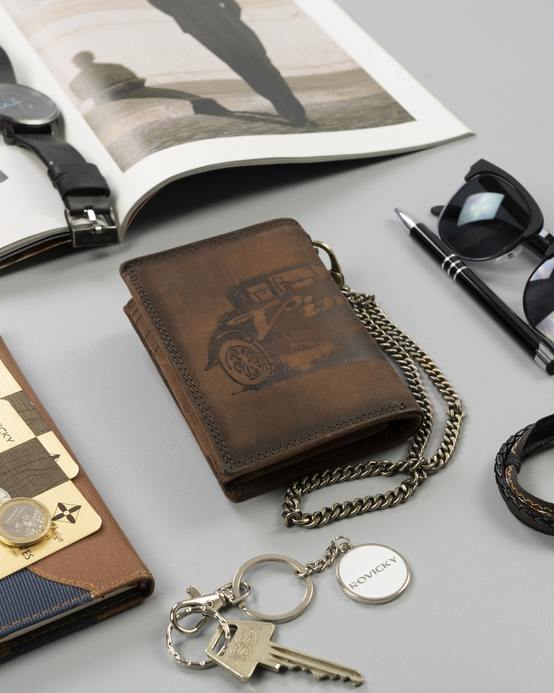 Pionowy portfel męski ze skóry nubukowej z tłoczonym motywem i łańcuchem - obrazek 12