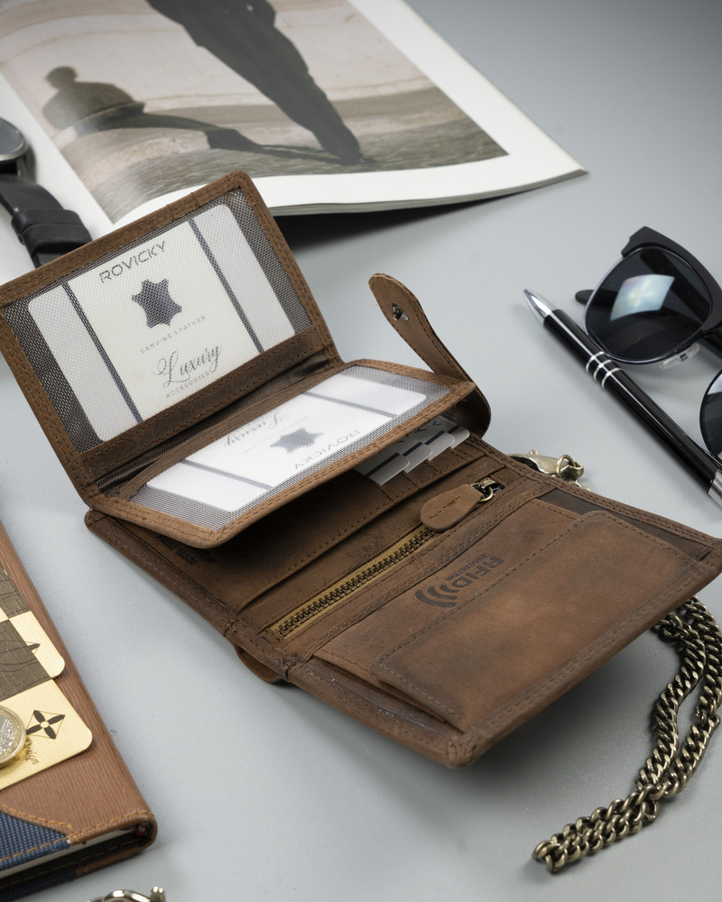 Pionowy portfel męski ze skóry nubukowej z tłoczonym motywem i łańcuchem - obrazek 4