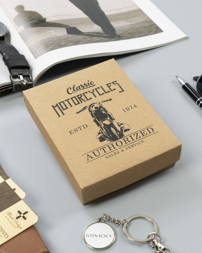 Pionowy portfel męski ze skóry nubukowej z tłoczonym motywem i łańcuchem - obrazek 13