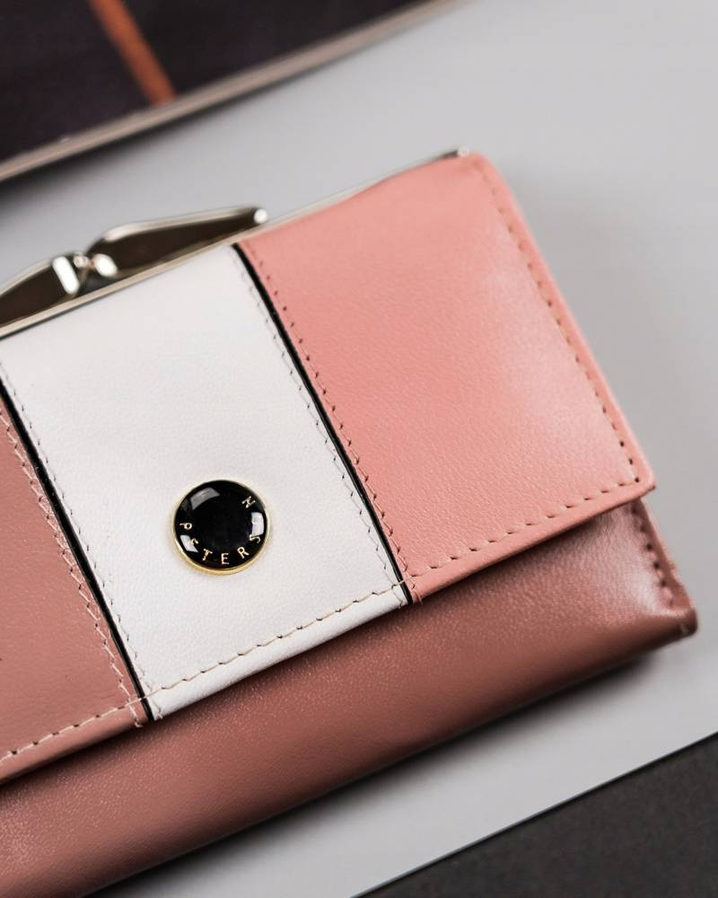 Mały, skórzany portfel damski z systemem RFID - Peterson - obrazek 3