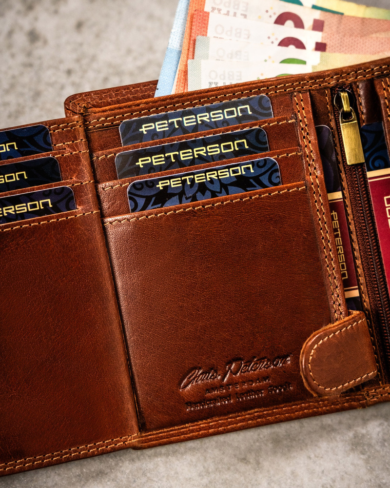 Duży, skórzany portfel męski z wytłoczonym znakiem zodiaku - Peterson - obrazek 10