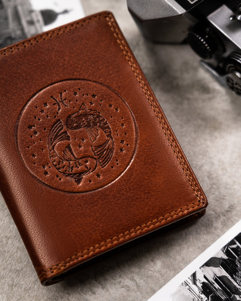 Duży, skórzany portfel męski z wytłoczonym znakiem zodiaku - Peterson - obrazek 3