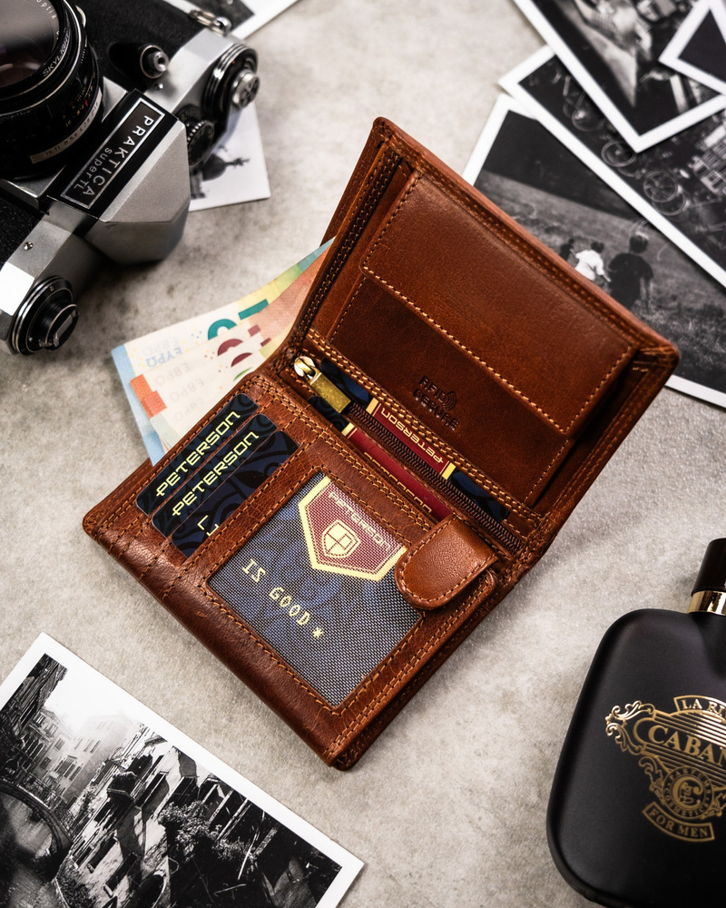 Duży, skórzany portfel męski z wytłoczonym znakiem zodiaku - Peterson - obrazek 6