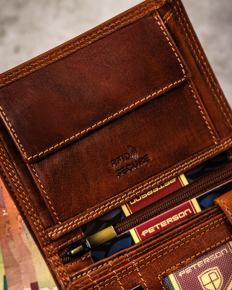 Duży, skórzany portfel męski z wytłoczonym znakiem zodiaku - Peterson - obrazek 10