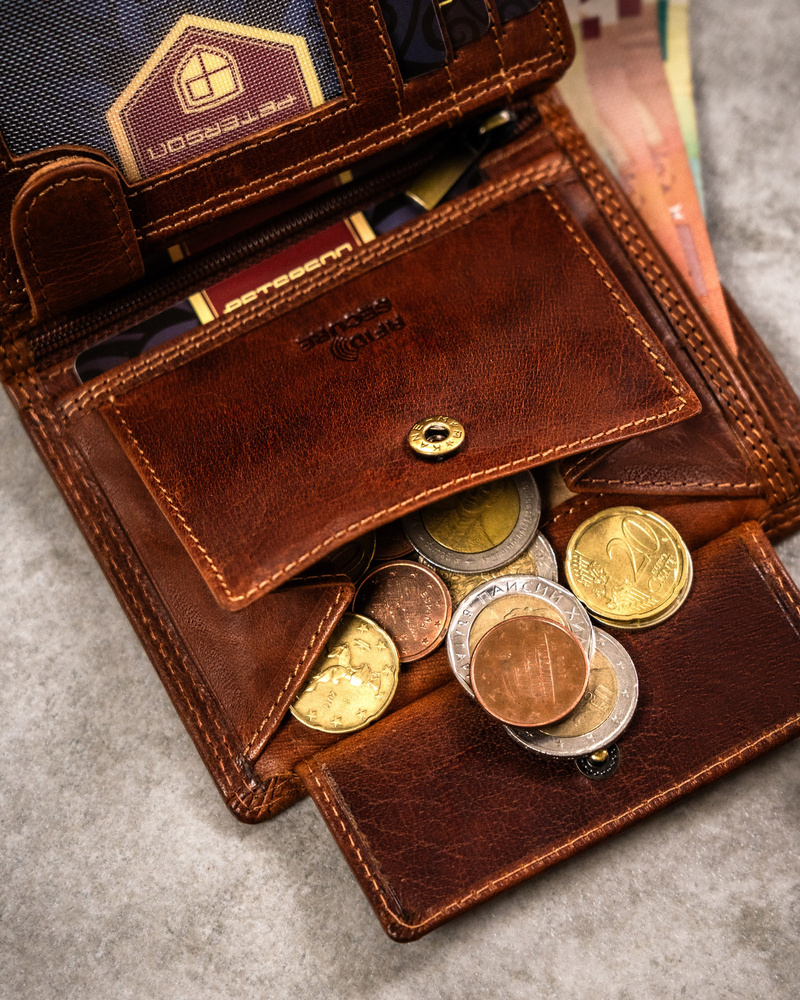 Duży, skórzany portfel męski z wytłoczonym znakiem zodiaku - Peterson - obrazek 11