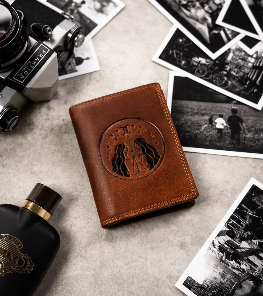 Duży, skórzany portfel męski z wytłoczonym znakiem zodiaku - Peterson - obrazek 2