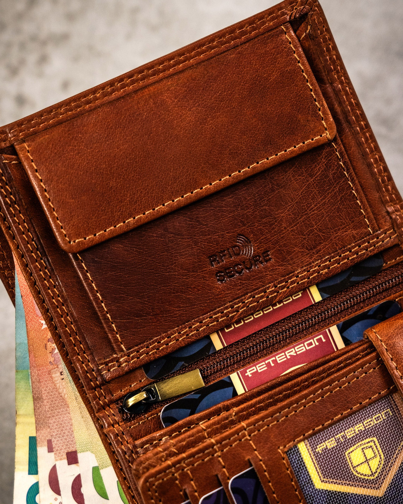 Duży, skórzany portfel męski z wytłoczonym znakiem zodiaku - Peterson - obrazek 10