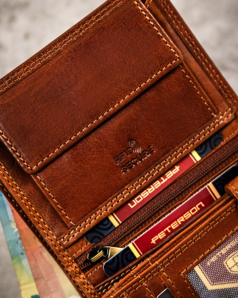 Duży, skórzany portfel męski z wytłoczonym znakiem zodiaku - Peterson - obrazek 9