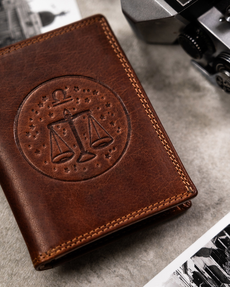 Duży, skórzany portfel męski z wytłoczonym znakiem zodiaku - Peterson - obrazek 3
