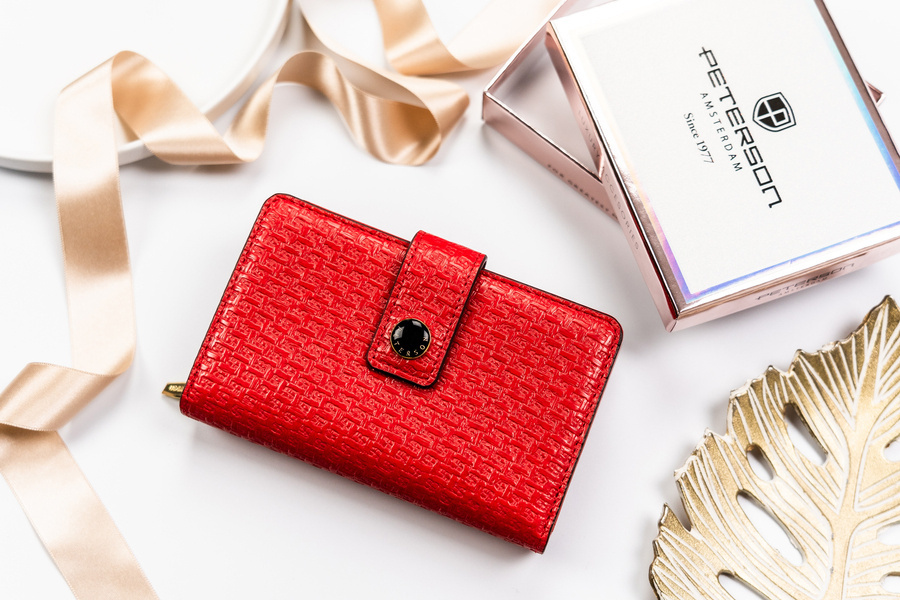 Portfel damski w orientacji pionowej ze skóry ekologicznej zdobionej tłoczeniem - Peterson - obrazek 2