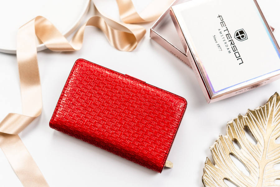 Portfel damski w orientacji pionowej ze skóry ekologicznej zdobionej tłoczeniem - Peterson - obrazek 4