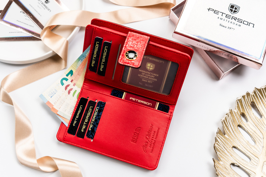 Portfel damski w orientacji pionowej ze skóry ekologicznej zdobionej tłoczeniem - Peterson - obrazek 5