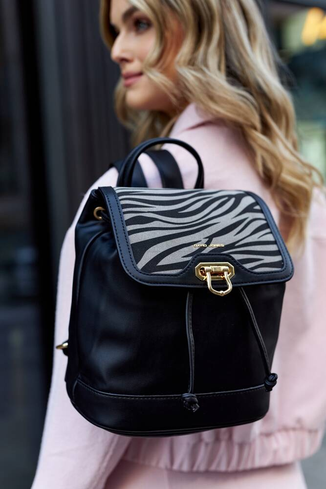 Miejski plecak damski z klapką wykonany ze skóry ekologicznej - David Jones - obrazek 10