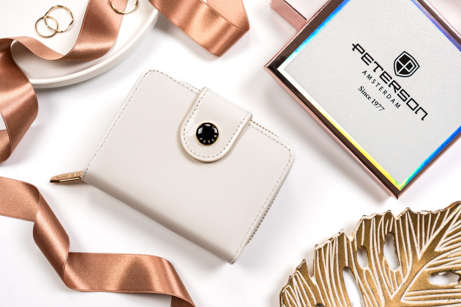 Mały portfel damski ze skóry ekologicznej na zatrzask i suwak - Peterson - obrazek 3