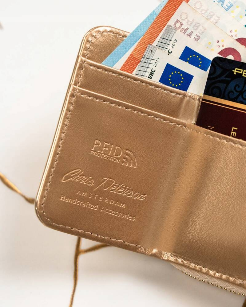 Elegancki portfel damski z lakierowanej skóry ekologicznej - Peterson - obrazek 8