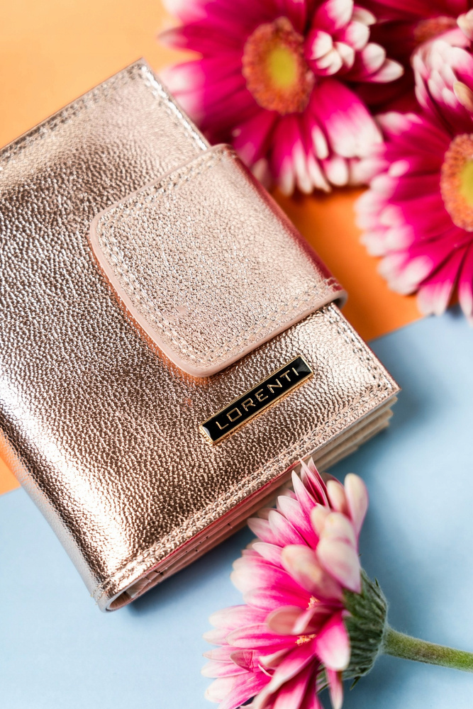 Mały portfel damski na zatrzask i bigiel z błyszczącej skóry naturalnej - Lorenti - obrazek 3