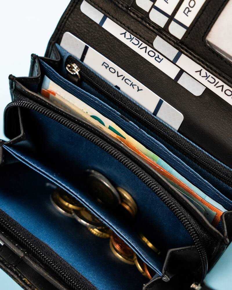 Damski portfel na zatrzask wykonany ze skóry naturalnej - Rovicky - obrazek 12