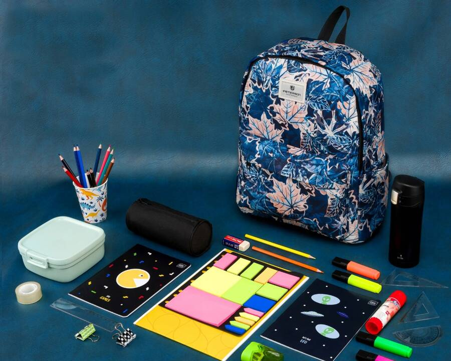 Plecak szkolny w niebiesko-różowe liście zawieszony na regulowanych szelkach - Peterson - obrazek 9