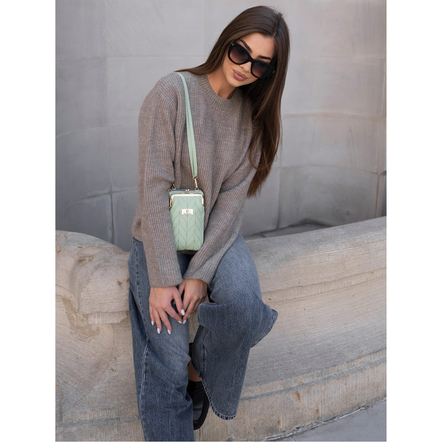 Mini torebka damska w zielonym kolorze z dopinanym i regulowanym paskiem - Rovicky - obrazek 7