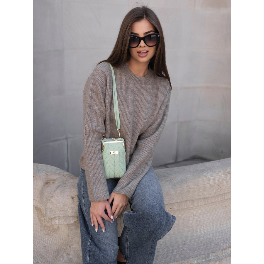 Mini torebka damska w zielonym kolorze z dopinanym i regulowanym paskiem - Rovicky - obrazek 2