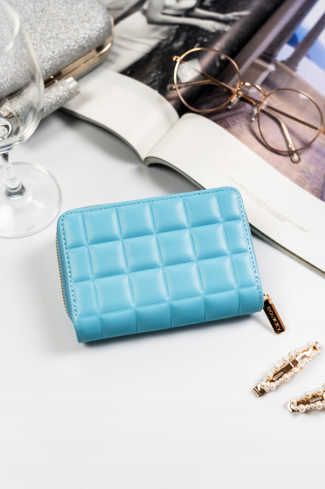 Pojemny portfel damski w kolorze błękitnym zamykany zatrzaskiem i suwakiem - Rovicky - obrazek 4