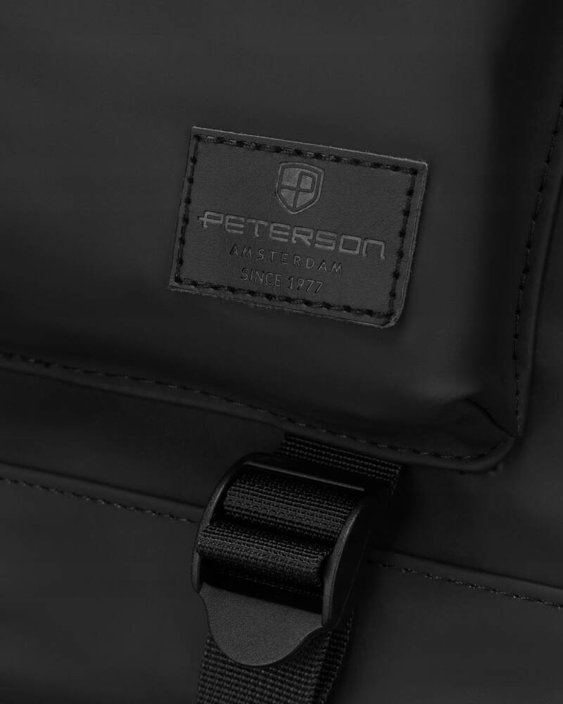 Duży plecak miejski z wodoodpornego materiału w czarnym kolorze - Peterson - obrazek 10