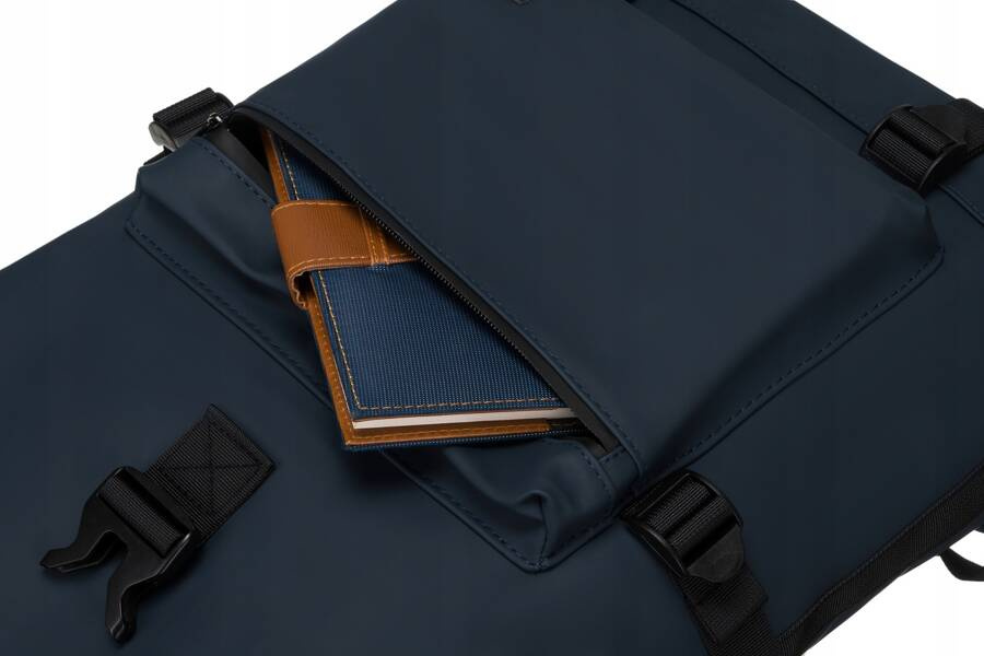 Miejski, pojemny plecak typu roll-top w granatowym kolorze z zewnętrzną kieszenią na suwak - Peterson - obrazek 12