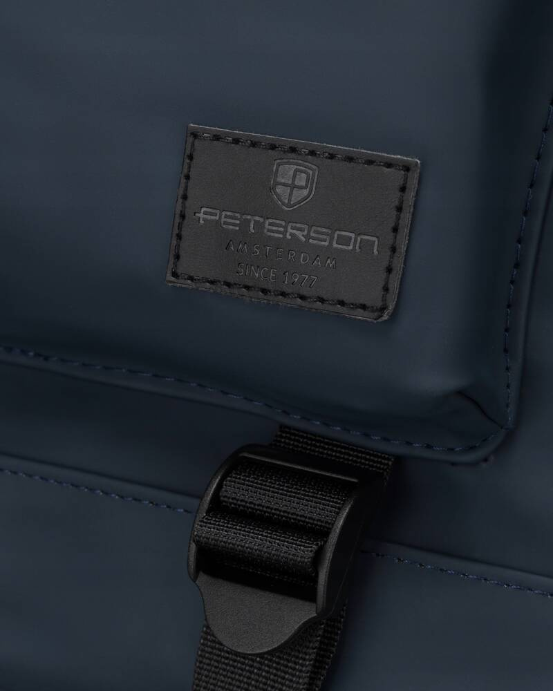 Miejski, pojemny plecak typu roll-top w granatowym kolorze z zewnętrzną kieszenią na suwak - Peterson - obrazek 10