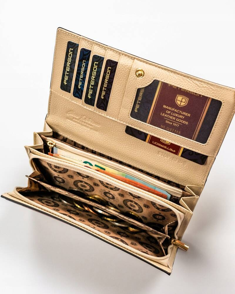 Duży, czarno-złoty portfel damski ze skóry naturalnej zamykany na zatrzask - Peterson - obrazek 8