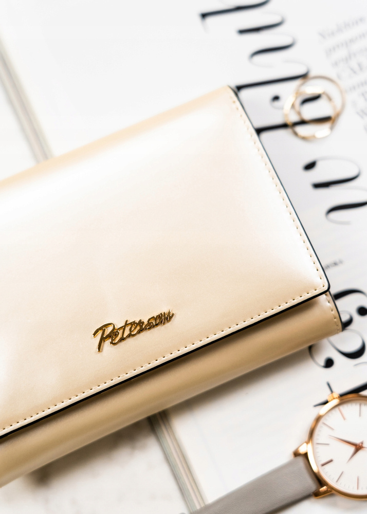 Portfel damski średnich rozmiarów w kolorze beżowym mieszczący dowód rejestracyjny - Peterson - obrazek 3