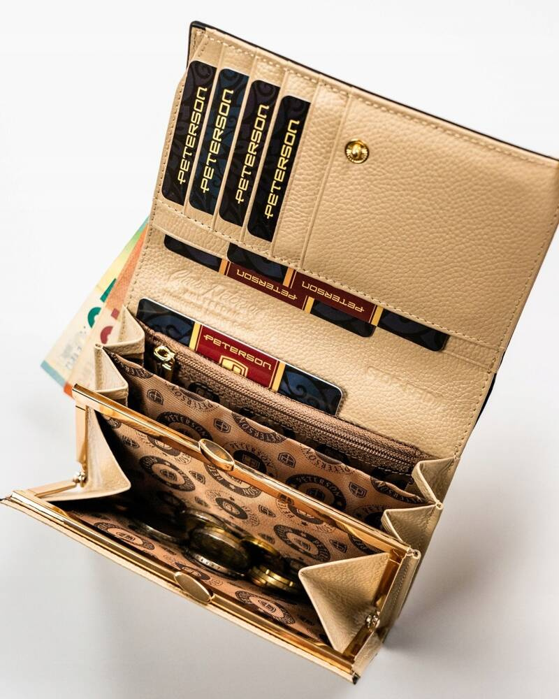 Portfel damski średnich rozmiarów w kolorze beżowym mieszczący dowód rejestracyjny - Peterson - obrazek 8