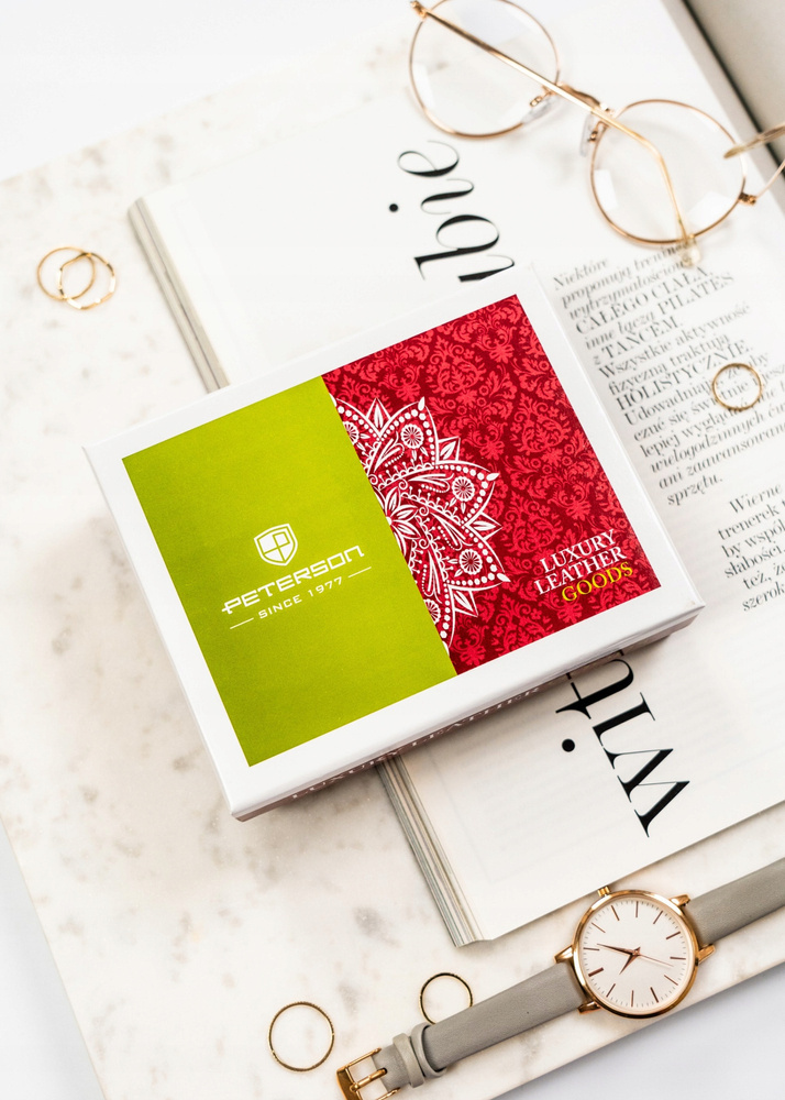 Portfel damski średnich rozmiarów w kolorze beżowym mieszczący dowód rejestracyjny - Peterson - obrazek 11